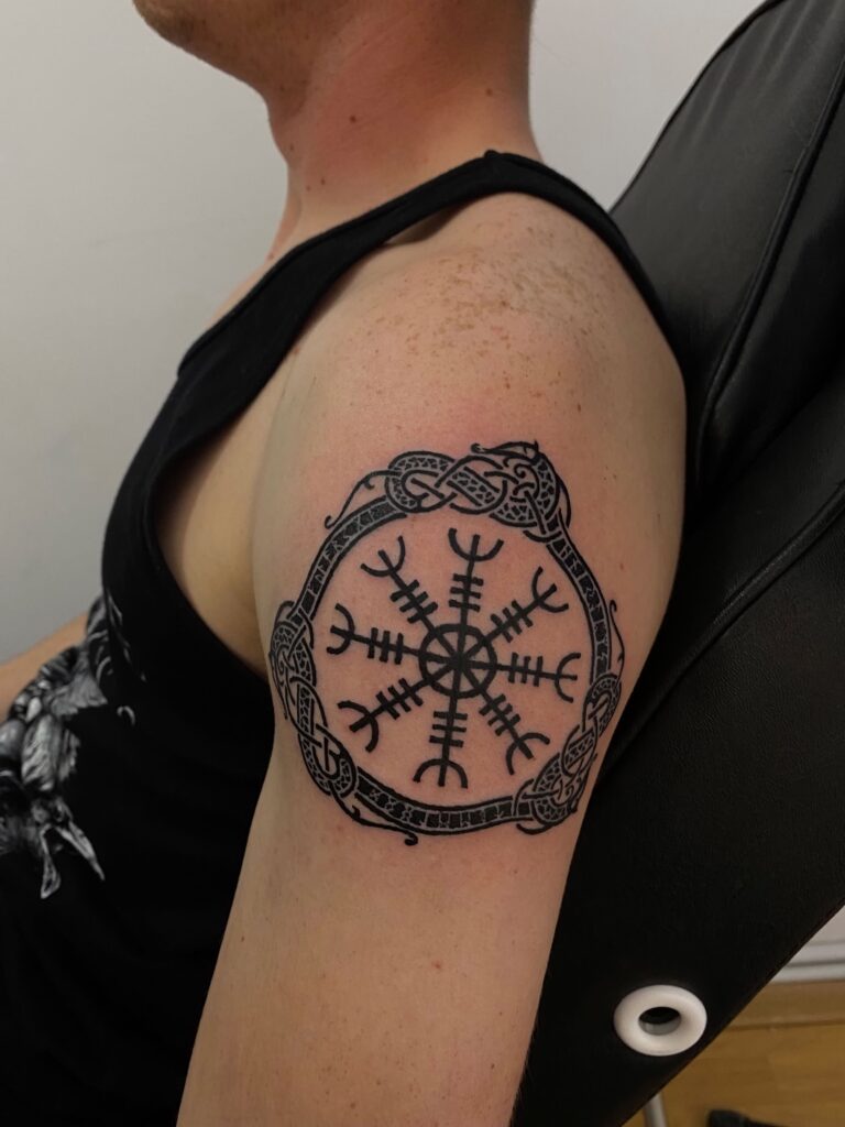 tattoo tatuaj tatuat de berea ana maria pe un baiat mana brat umar cu rune mitologie nordica viking norse vikingi simetric simetrie blackwork