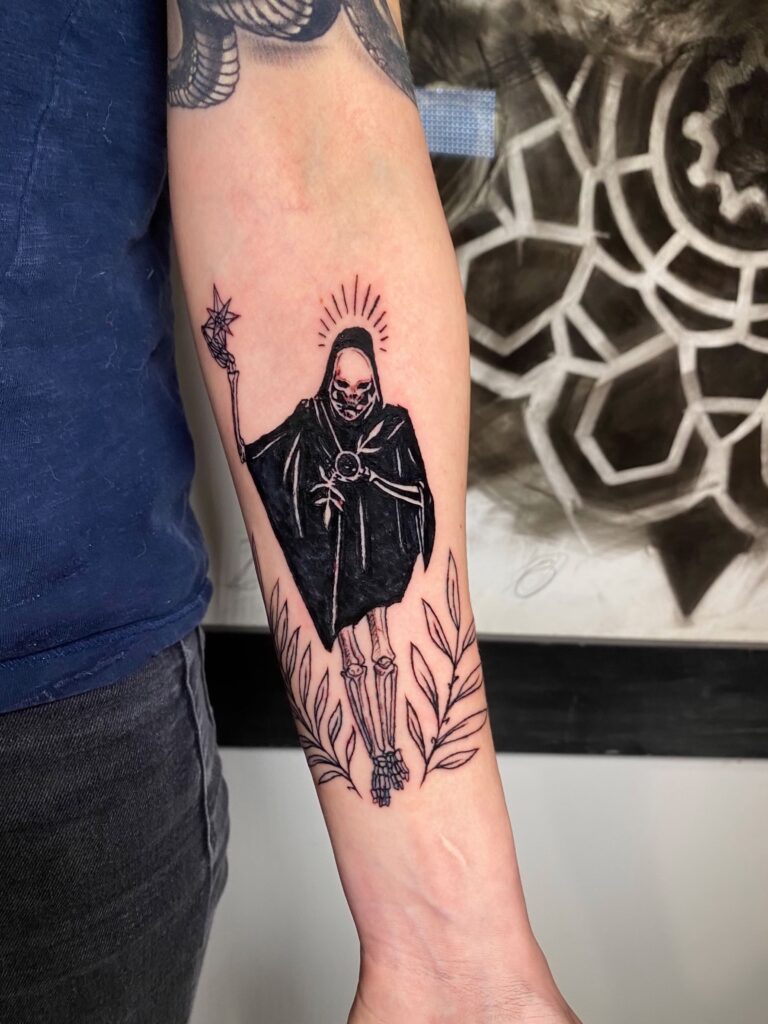tattoo tatuaj tatuat de berea ana maria pe o fata in zona mana brat antebrat cu o carte de tarot cu moartea death
