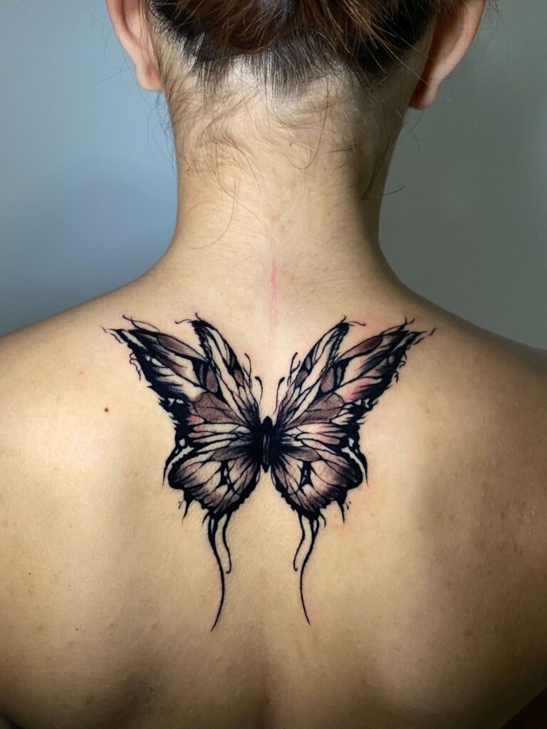 tattoo tatuaj de berea ana maria pe fata girl in zona spate ceafa cu fluture alb negru abstract simetrie simetric