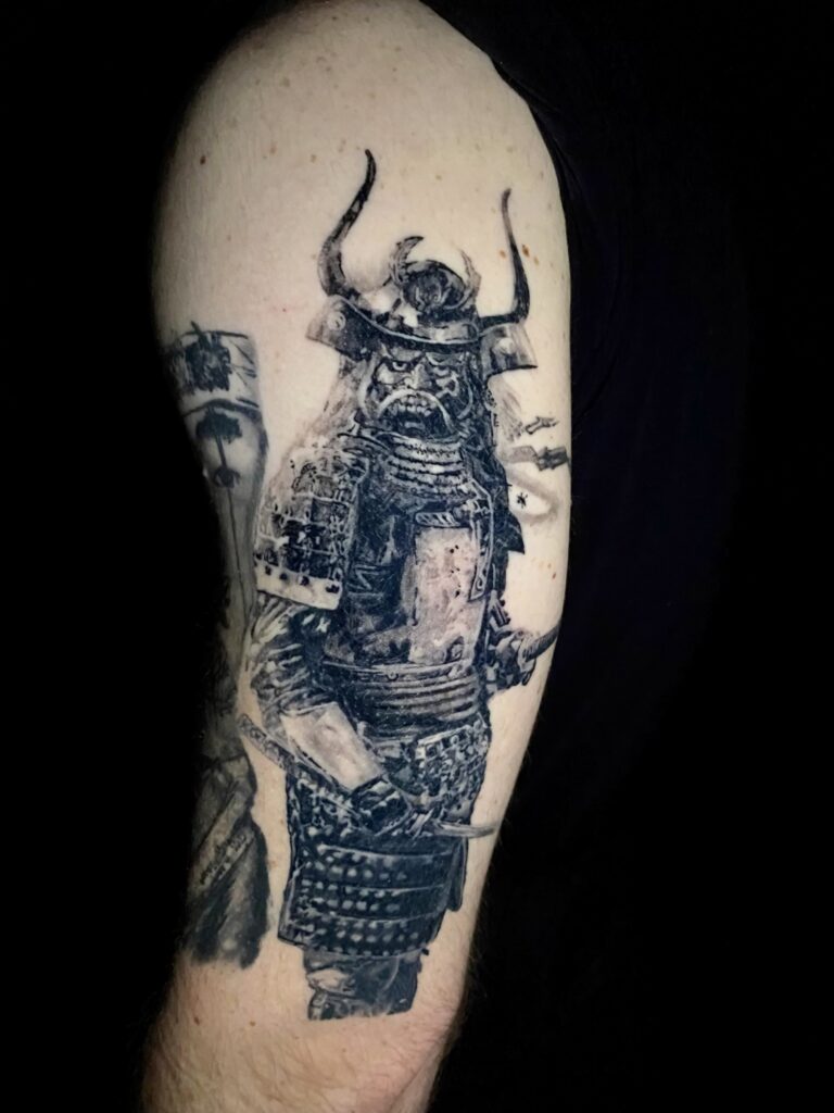 Tattoo tatuaj de Ana Maria Berea pe mana brat cu samurai japonez japanese in stil realist
