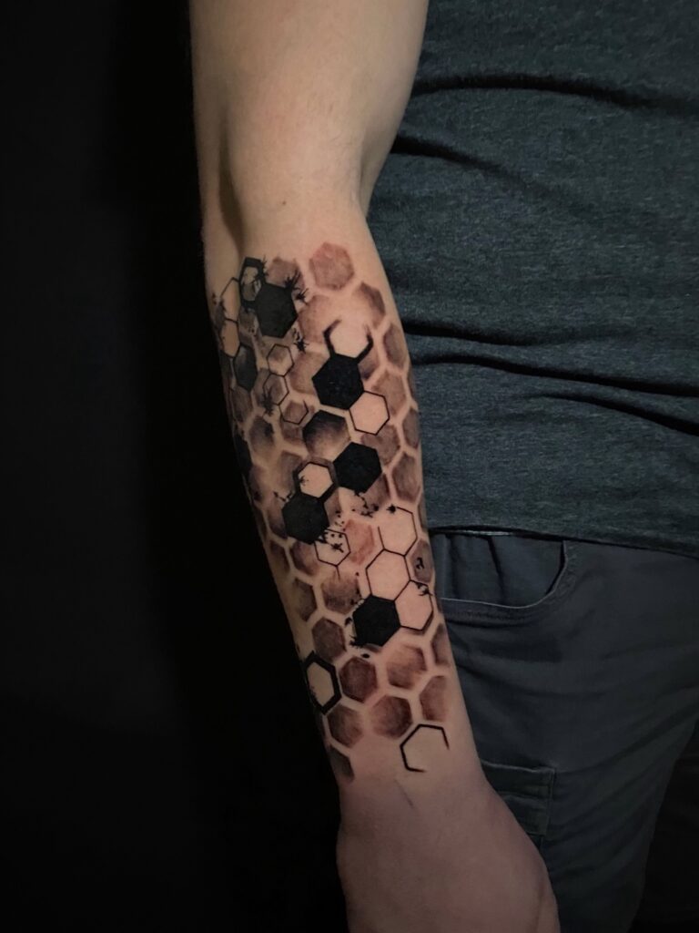 tattoo tatuaj tatuat de berea ana maria pe un baiat in zona brat mana antebrat sleeve half sleeve cu geometrie forme geometrice hexagoane shading wip blackwork
