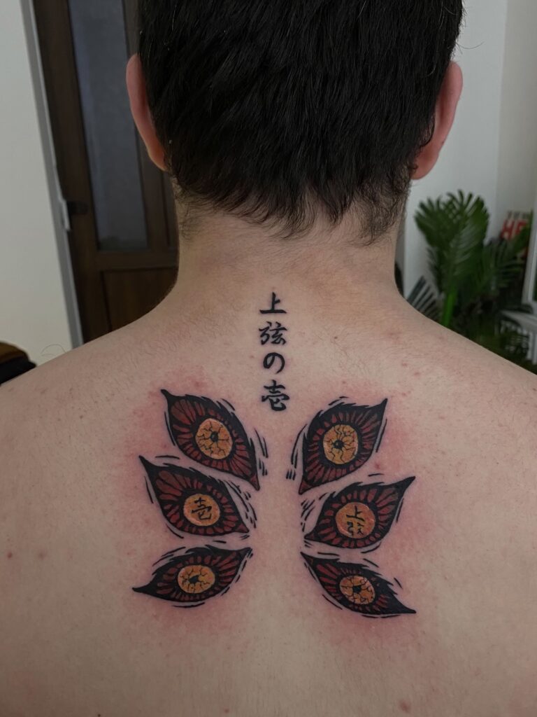 tattoo tatuaj tatuat de berea ana maria pe baiat spate ceafa cu anime blackwork manga sase ochi si scris japonez