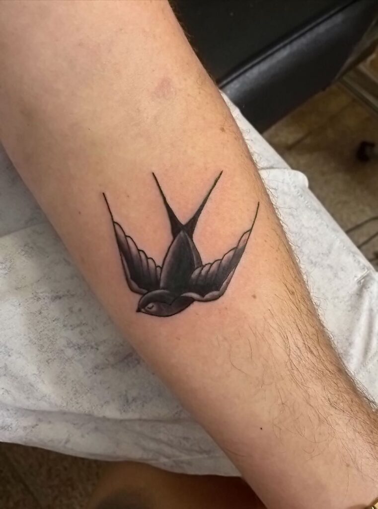 tattoo tatuaje berea ana maria bird pasare traditional black and grey