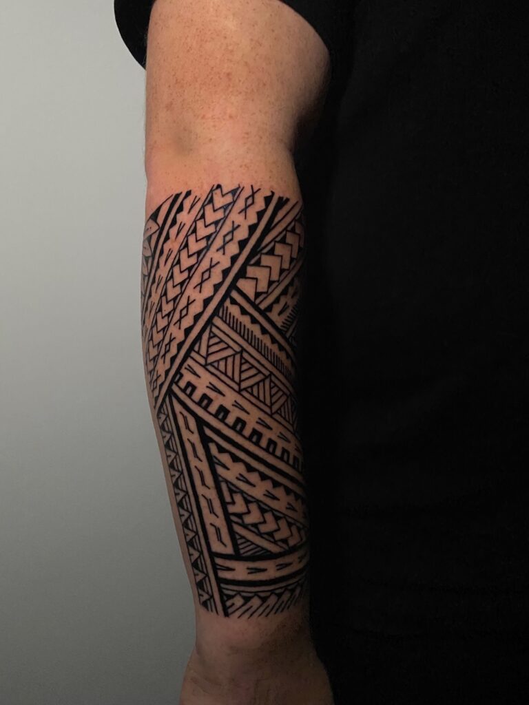 tattoo tatuaj de ana maria berea pe mana antebrat maori tribal maneca sleeve half