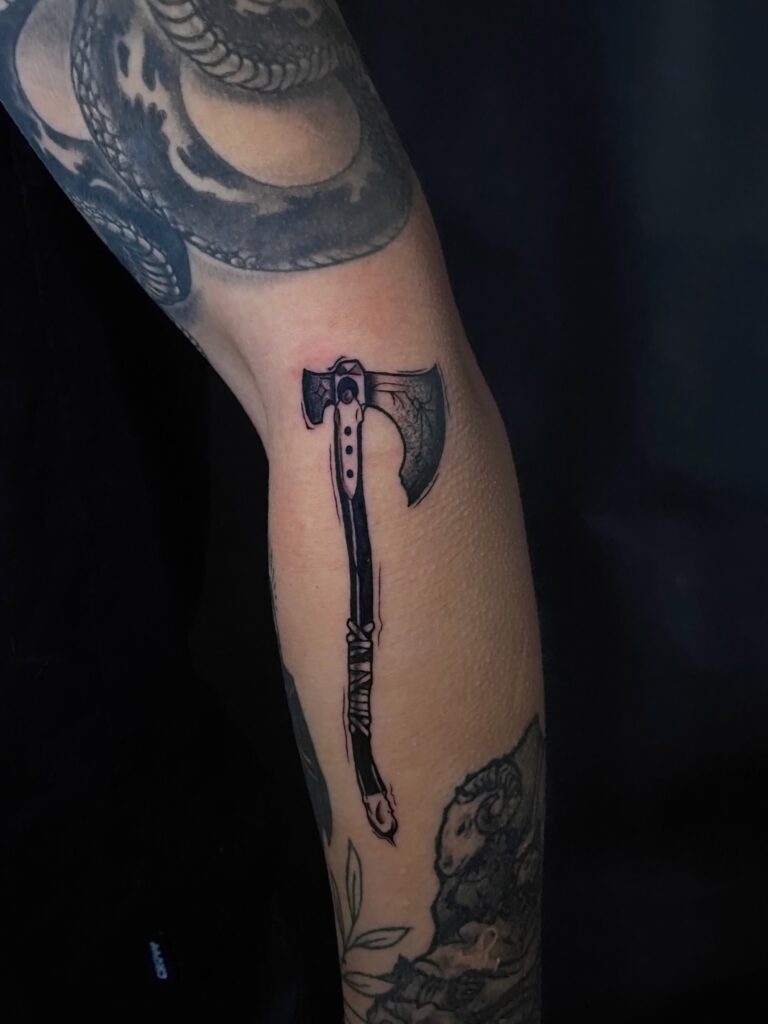 tattoo tatuaj berea ana maria blackwork topor axe negru design