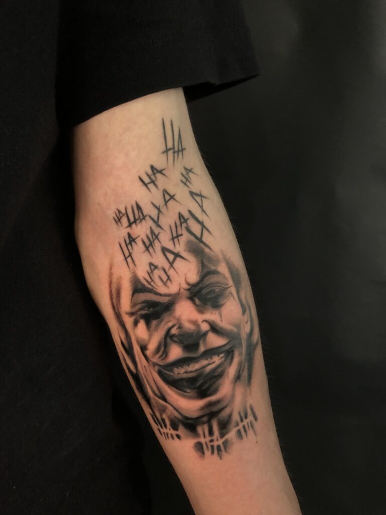 joker realism model tatuaj barbati baieti mana personal film salon bucuresti tatuaje portrete actor horia marin crossroads tattoo